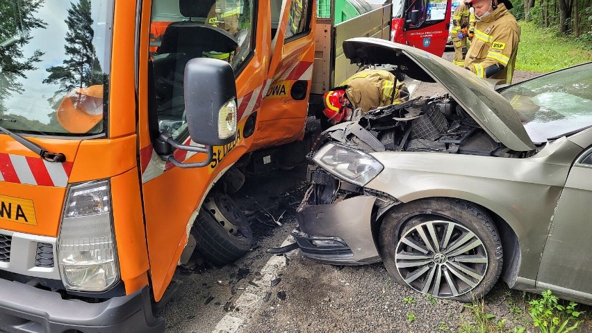 Egiertowo. Zderzenie osobówki z samochodem służby drogowej - jedna osoba trafiła do szpitala