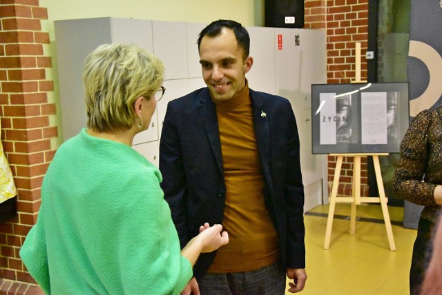 Fotografie Marcina Kurkusa składające się na projekt "Proza życia" oglądać można w holu kwidzyńskiej biblioteki