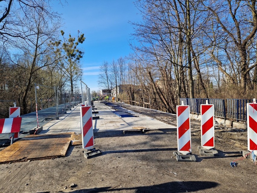 Trwa remont mostu w ciągu ulicy Kolejowej w Ozimku. Prace...