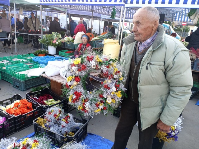 Wianki z suchych kwiatów i traw to wydatek rzędu 50-60 złotych. Sprzedaje je między innymi Stanisław Grądalski, ogrodnik z Biecza
