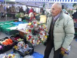 Chryzantemy i cmentarne wiazanki na Dworzysku. Kwiaty na grób można kupić już od 15 zł. Ceny najdroższych dekoracji sięgają nawet 220 zł