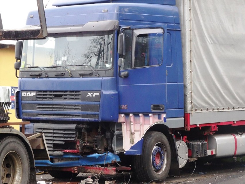 Wypadek w Jaraczewie: Osobówka zderzyła się z ciężarówką