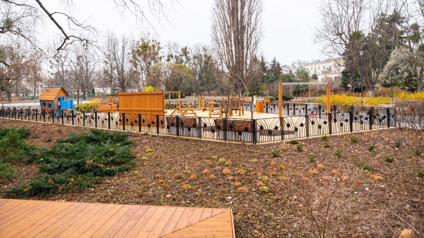 Skwer ma Bielanach zyskał nowe życie. Podwieszany chodnik, siłownia plenerowa i dwa place zabaw