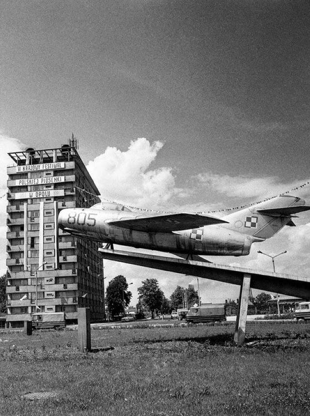 Samolot na wyspie ronda na Placu Konstytucji 3 Maja, 1968 rok, brak estakady nad skrzyżowaniem.