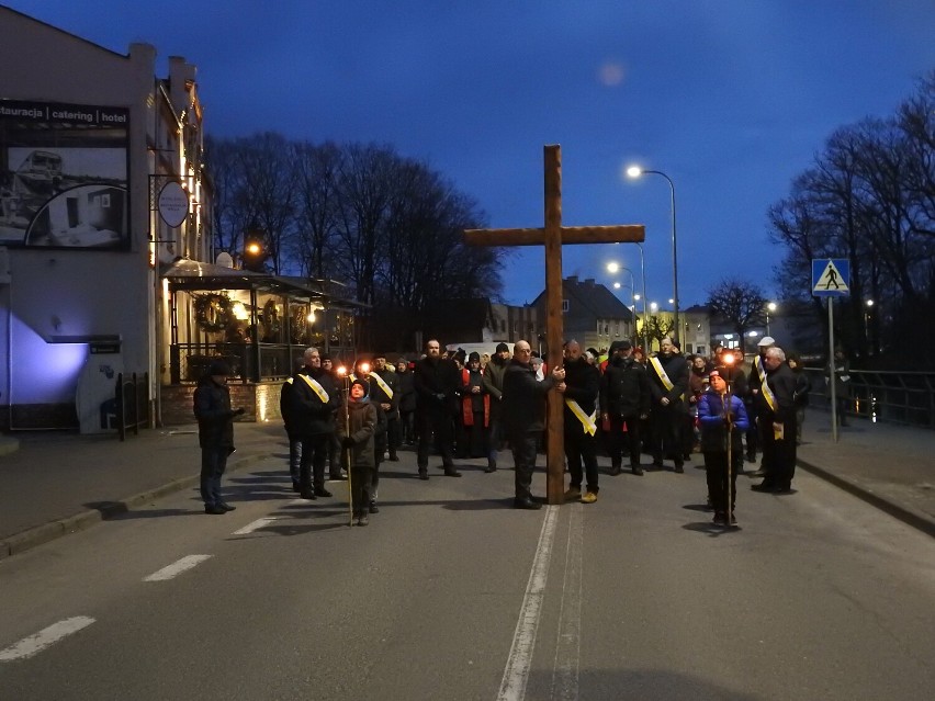 Droga Krzyżowa w Nowym Dworze Gdański. Wierni przeszli ulicami miasta/ZDJĘCIA