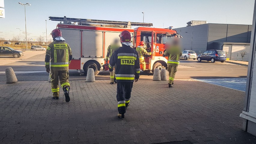 Leszno. Wozy strażackie pod opustoszałym Tesco. Alarm pożarowy w czasie wyprowadzki [ZDJĘCIA]