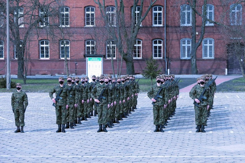 Na placu apelowym koszar przy ul. Dworcowej w Inowrocławiu...