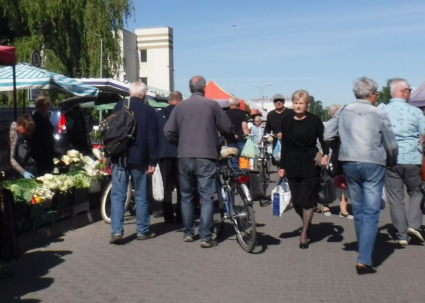 Duży ruch na targowisku Korej w Radomiu w czwartek 19 maja. Wiele osób robiło zakupy na bazarze. Zobacz zdjęcia