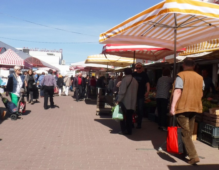 Duży ruch na targowisku Korej w Radomiu w czwartek 19 maja. Wiele osób robiło zakupy na bazarze. Zobacz zdjęcia