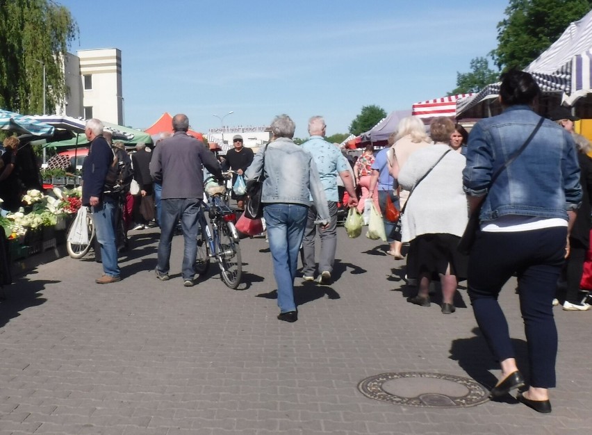 Duży ruch na targowisku Korej w Radomiu w czwartek 19 maja. Wiele osób robiło zakupy na bazarze. Zobacz zdjęcia