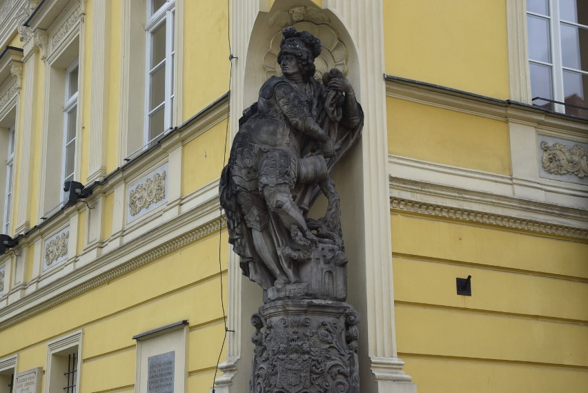Rzeźba przedstawiająca św. Floriana wykonana jest z...