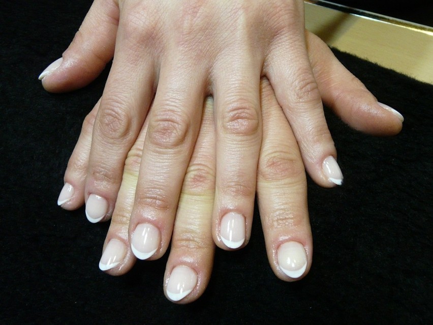 Manicure francuski jest bardzo estetyczny