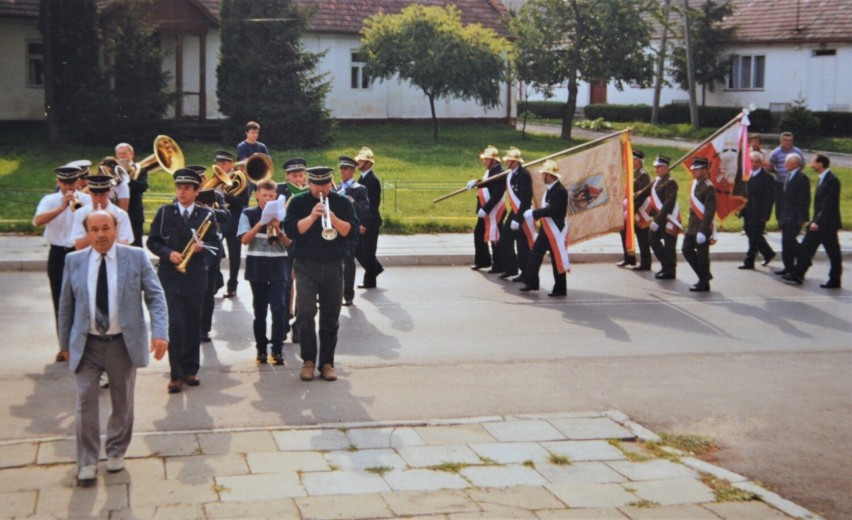 Dni Nowego Brzeska w 1999 roku. Wejście do kościoła.