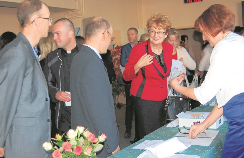 Przed szkołą powitania, w holu - rejestracja uczestników...