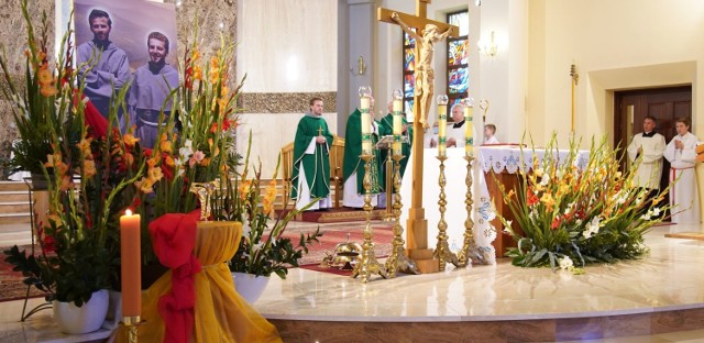 Podczas mszy świętej o godzinie 10 uroczyście zostały wprowadzone relikwie błogosławionych męczenników - ojca Michała Tomaszka i ojca Zbigniewa Strzałkowskiego.