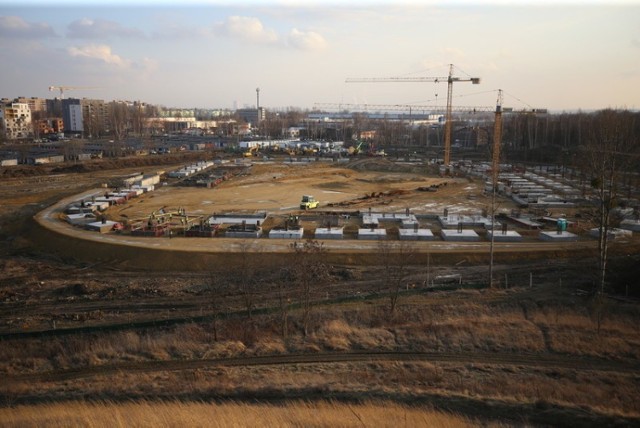 Nowy Zagłębiowski Park Sportowy prezentuje się na wizualizacjach okazale, dziś widać już podwaliny stadionu i hali sportowej