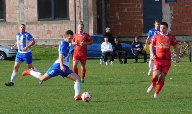 GKS Zarzecze-Dębowiec II (czerwone stroje) wygrał z Gaudium Łężyny