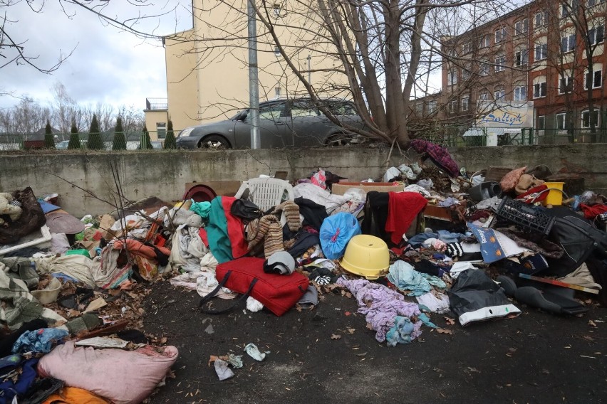 Kolejne dzikie wysypisko śmieci w Legnicy, zobaczcie zdjęcia