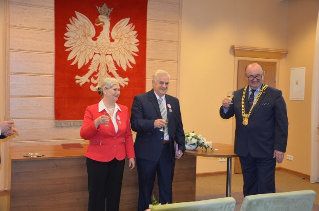 Małżonkom z Oleśnicy z wieloletnim stażem gratulował m.in. burmistrz Jan Bronś