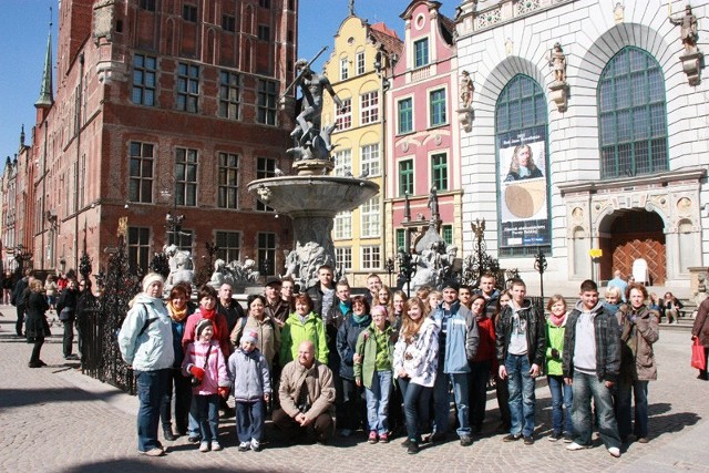 Uczestnicy wycieczki do Sztokholmu w pełnej krasie na gdańskiej starówce przed pomnikiem Neptuna