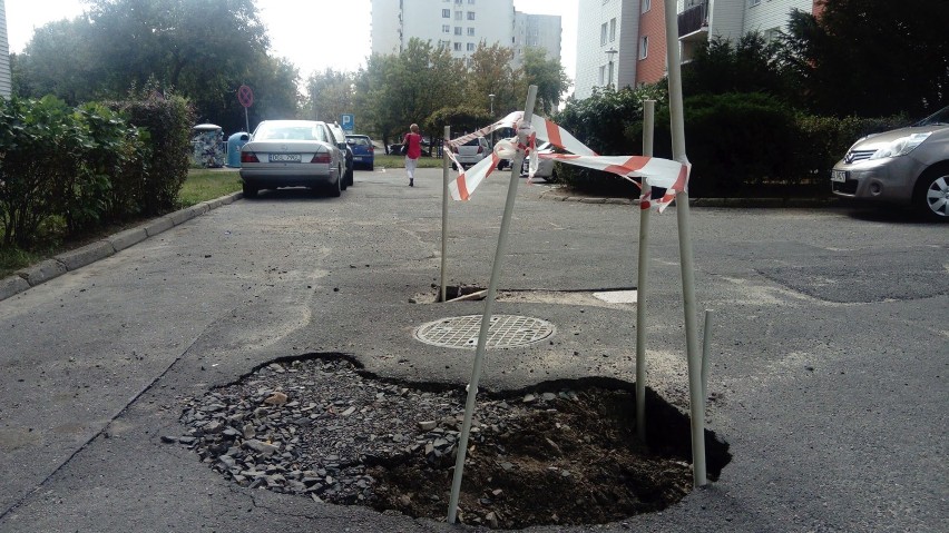 Zapadł się kawałek parkingu przy ul. Galileusza