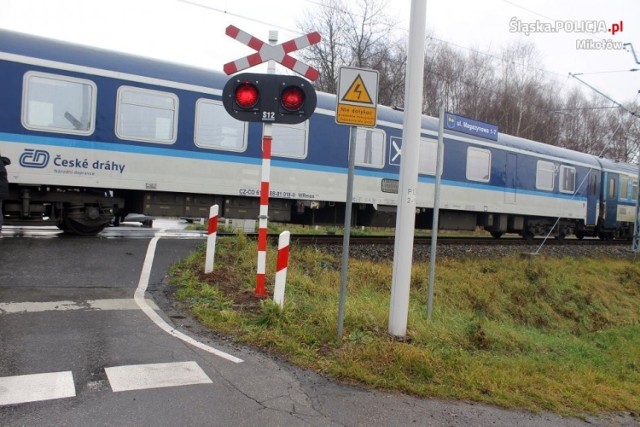 Punto wjechało w pociąg Intercity. Kierowca zignorował sygnalizację świetlną na przejeździe