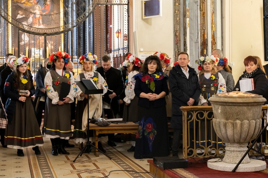 Koncert "Solidarni z Ukrainą" w sokólskim sanktuarium. W kościele zaśpiewały cztery zespoły z powiatu