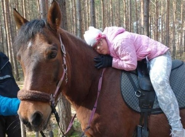 Emilia Wykocka z Nowej Soli. – Kiedy ktoś zakłada kolorowe skarpetki to fajnie, że to robi, bo to znaczy, że rozumie, o co chodzi. Ale jest dużo ludzi, którzy tego nie wiedzą – mówi pani Donata, mama Emilki