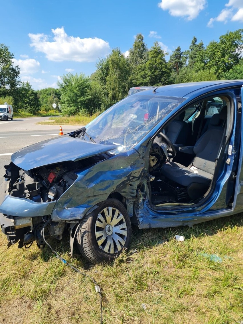 Wypadek w Mokrzyskach na DW 768, kierowca citroena wymusił pierwszeństwo na skrzyżowaniu, trafił do szpitala. Zobacz zdjęcia