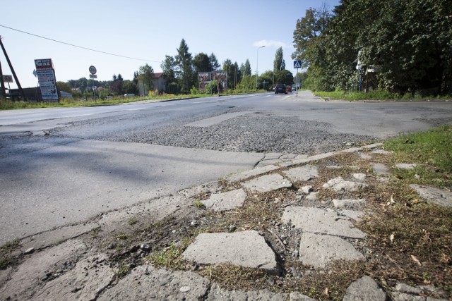 Tak wygląda chodnik, którym mieszkańcy Grębałowa dochodzili do pętli, teraz chodzą okrężną drogą