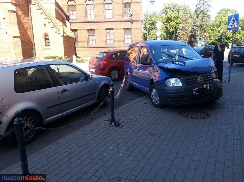 Volkswagen wjechał w budynek starostwa. Sprawczyni odjechała z miejsca wypadku przy ul. Brzeskiej