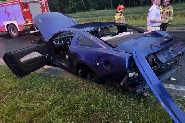 Ford mustang wpadł w poślizg i uderzył w latarnię. Droga była zablokowana przez kilkadziesiąt minut