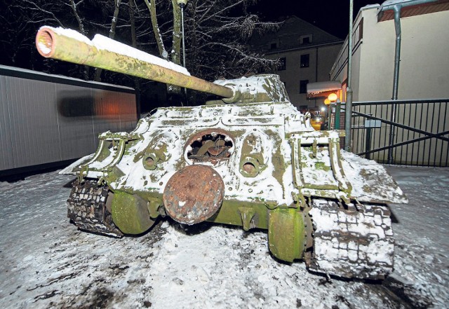 Kultowy czołg T-34 na razie zniknął z  koszalińskiego muzeum przy ulicy 4-go Marca. Wróci na swoje miejsce w 2023 roku