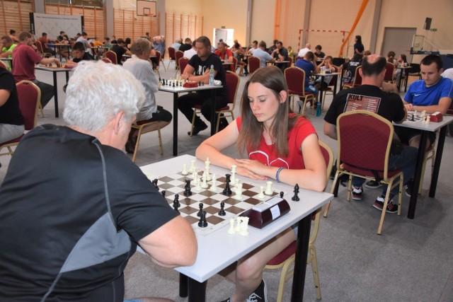 W otwartych mistrzostwach  w Mroczy o puchar burmistrza wzięło udział blisko 90 graczy