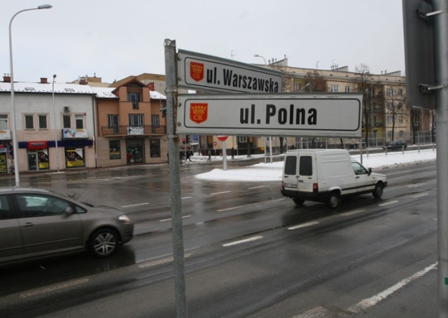 Ostatnia, ścieralna warstwa asfaltu na skrzyżowaniu ulicy Warszawskiej i Polnej, koło Galerii Korona w Kielcach nie spełnia norm i musi być wymieniona.