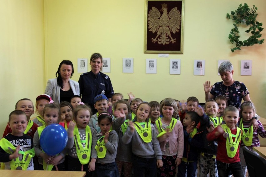 Uczniowie i przedszkolaki odwiedzili komendę policji w Żarach [ZDJĘCIA]