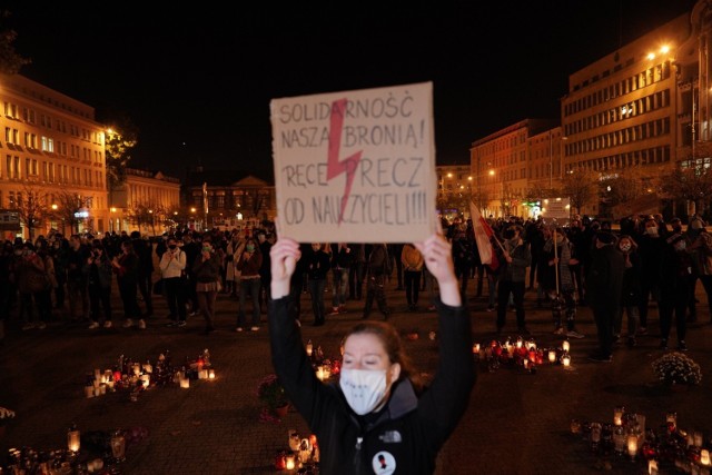 Wtorkowy protest w obronie praw kobiet, sprzeciwiający się zaostrzeniu prawa aborcyjnego w Polsce, odbył się także w obronie nauczycieli.

Kolejne zdjęcie -->