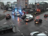 Zderzenie dwóch aut na rondzie Jagiellonów w Bydgoszczy. Jedna osoba trafiła do szpitala [zdjęcia]