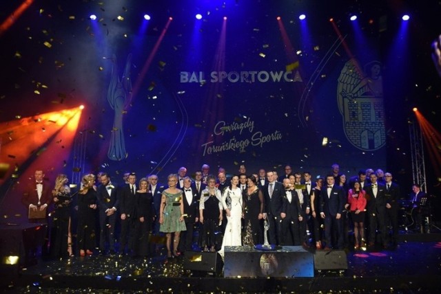 Tradycją Balu Sportowca w Toruniu jest wspólne zdjęcie laureatów i organizatorów imprezy