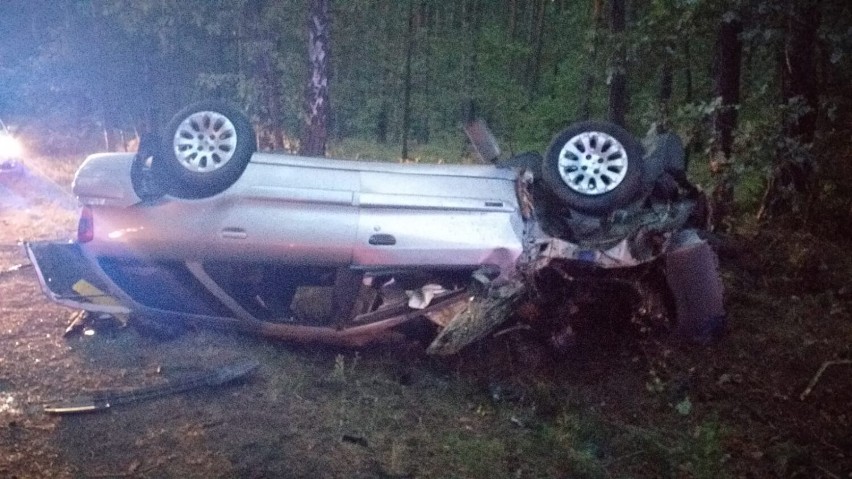 Wypadek w Piaszczycach w gminie Gomunice. Dwie osoby w szpitalu. ZDJĘCIA