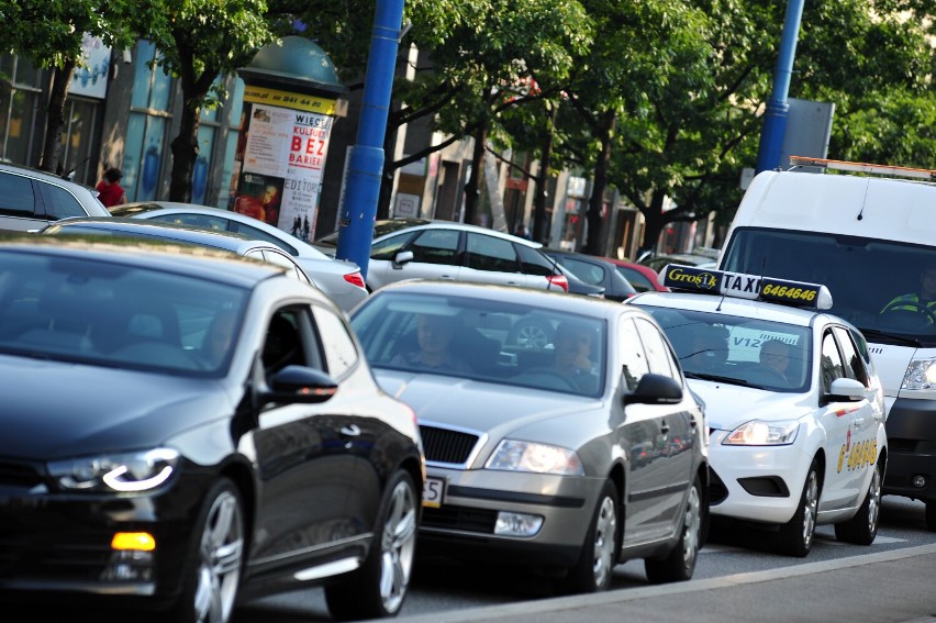 Utrudnienia w Warszawie. Wtorkowy poranek pod znakiem objazdów i zakazu ruchu. Będzie totalny paraliż centrum stolicy?