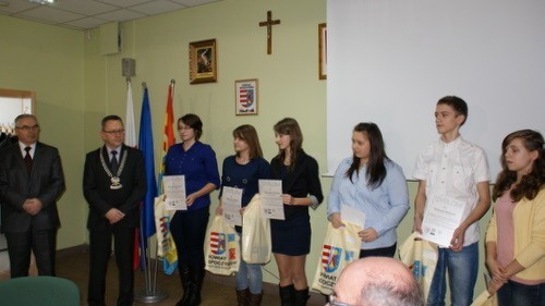 Laureaci konkursu otrzymali nagrody od starosty i przewodniczącego Rady Powiatu