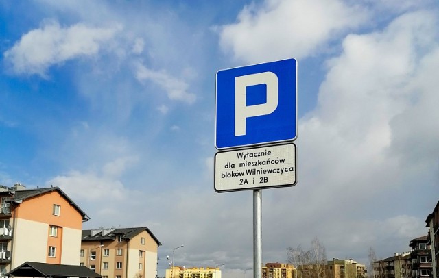 Na Wilniewczyca stanął znak informujący o tym, kto może parkować