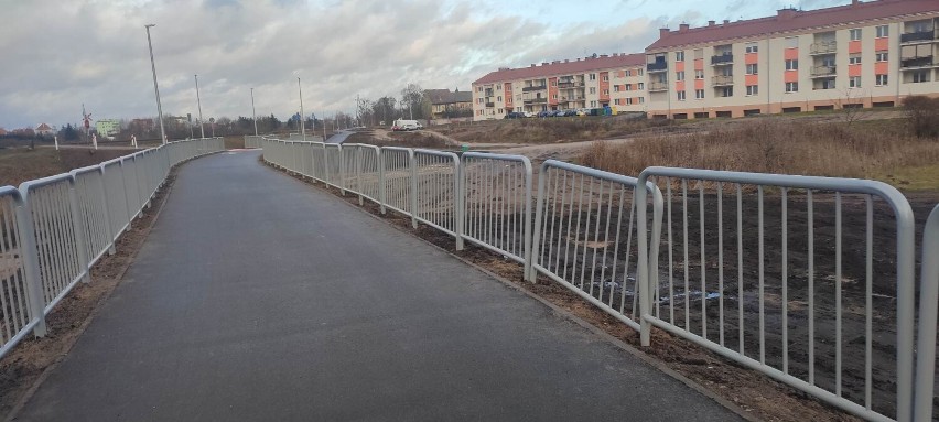 Uszkodzone barierki przy nowej ścieżce rowerowej w Wągrowcu. Jak informują władze miasta to sprawka wandali 