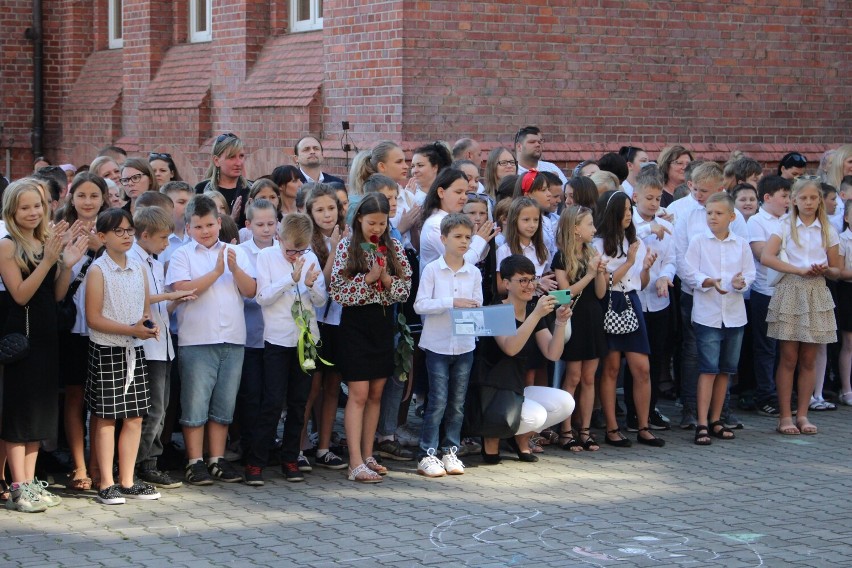 Zobacz jak wyglądało zakończenie roku szkolnego 2021/2022 w Szkole Podstawowej nr 1 w Rudzie Śląskiej! Zobacz ZDJĘCIA