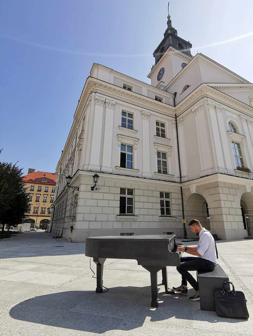 Fortepian stanął na Głównym Rynku w Kaliszu. Każdy może sobie na nim zagrać. ZDJĘCIA