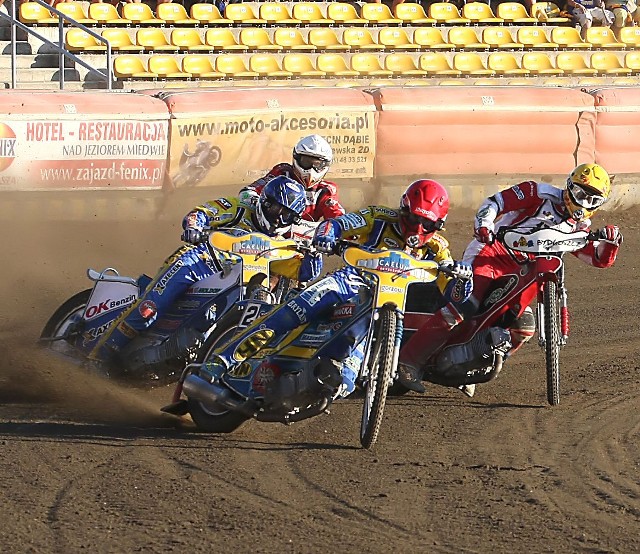 Tomasz Gollob (w kasku czerwonym) mknie po swój 5-tysięczny punkt w rozgrywkach ligowych