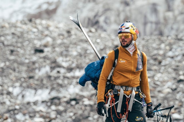 Andrzej Bargiel, skialpinista, biegacz górski i himalaista opowie o swoich ostatnich wyprawach w ramach Everest Ski Challenge. 
Jako pierwszy i dotychczas jedyny człowiek w historii zjechał na nartach z drugiego pod względem wysokości szczytu Ziemi – K2 (8 611 m). Wcześniej w ramach swojego projektu HIC SUNT LEONES, mającego na celu zjazdy z najwyższych szczytów Ziemi oraz udowodnienie, że narciarstwo możliwe jest nawet na dachu świata, zdobył i zjechał ze szczytów Shishapangmy, Manaslu, i Broad Peak’a. Trzy lata temu został wyróżniony nagrodą National Geographic’s Adventurer of the Year 2019.