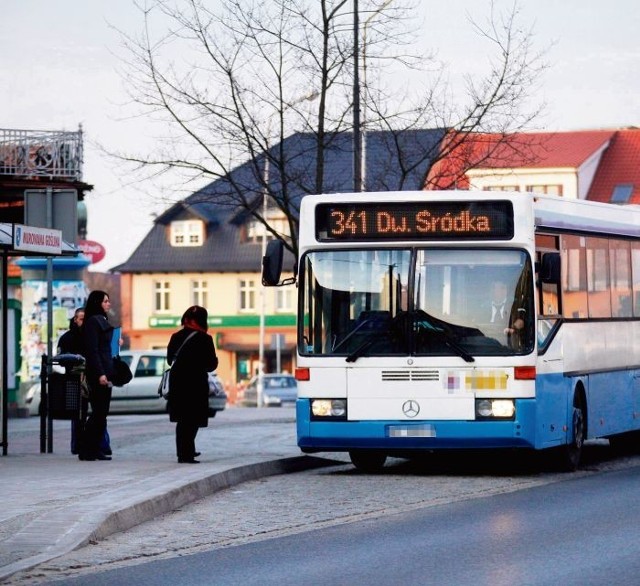 Kierowcy firmy Warbus są zobowiązani do wydawania reszty. Niezależnie od nominału banknotu