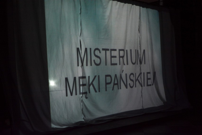 Teatr Cienia z Opalenia wystawił "Misterium Męki  Pańskiej" w kościele parafialnym w Gniewie [ZDJĘCIA]